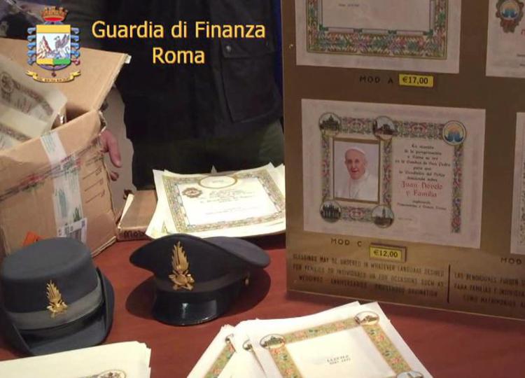 False benedizioni papali per i pellegrini, 3500 pergamene sequestrate a Roma /Video