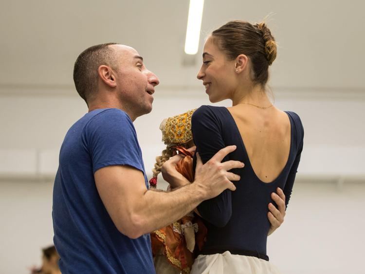 Il coreografo e regista Giuliano Peparini in prova con Rebecca Bianchi