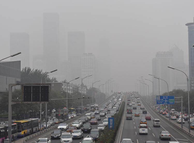 La 'nebbia' causato dall'inquinamento a Pechino (Foto Xinhua)