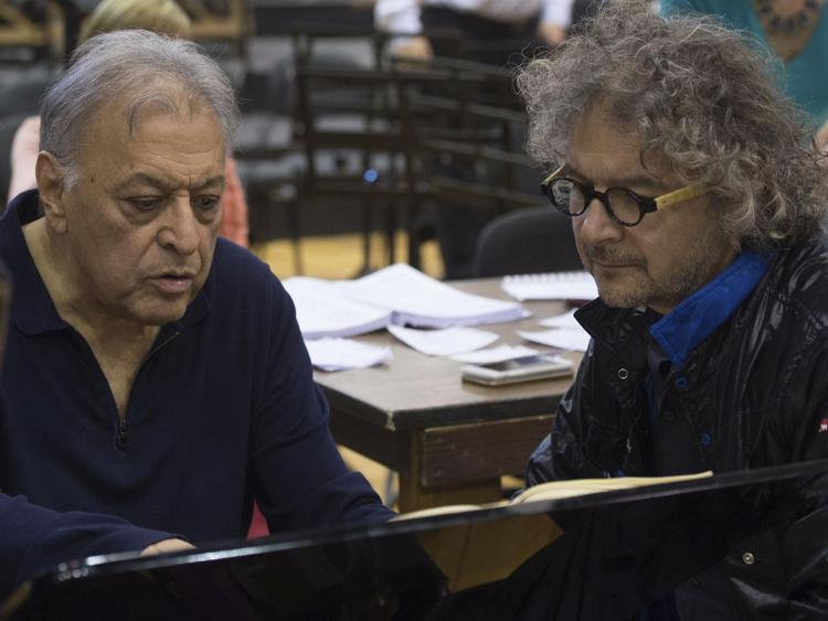 Il direttore Zubin Mehta e il regista Daniele Finzi Pasca al lavoro sull'allestimento della 'Carmen'