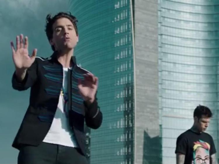 Mika e Fedez in un'immagine del videoclip