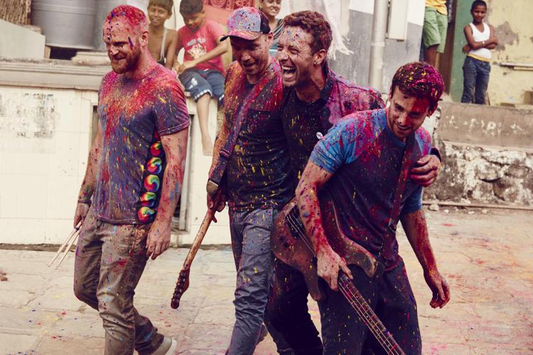 I Coldplay ritratti in India durante la festa dei colori. In basso la cover dell'album 