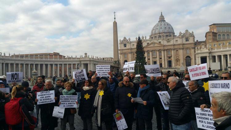 Roma: urtisti in piazza S. Pietro, ci facciano lavorare o siamo morti