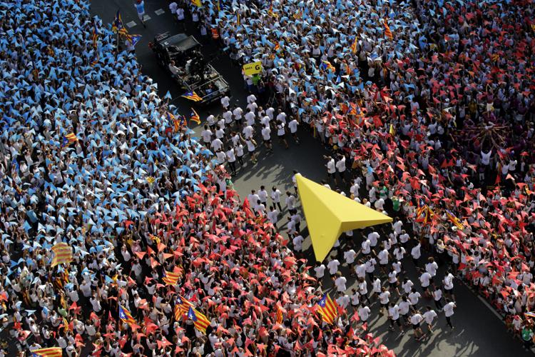 Manifestanti in piazza per l'indipendenza della Catalogna (Xinhua)