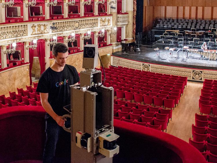 Un tecnico di Google al lavoro nel Teatro dell'Opera di Roma
