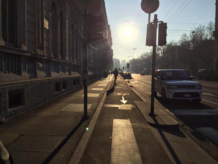 Smog, a Milano stop alle auto Targhe alterne a Roma