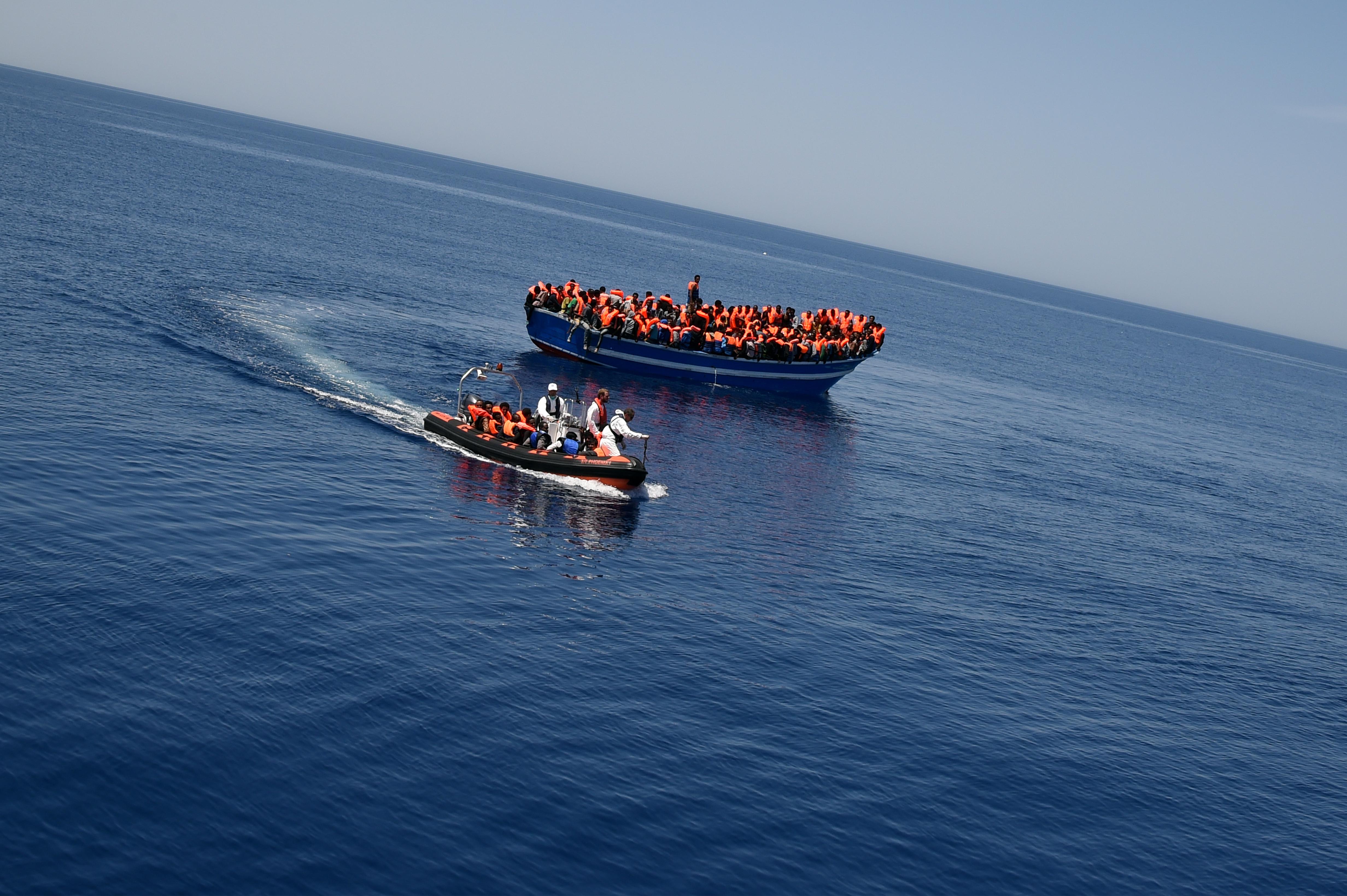 La squadra di soccorso di Msf e Moas assistite 369 persone in difficoltà su una imbarcazione di 12 metri nel mare Mediterraneo. (Foto di Ikram N'gadi)