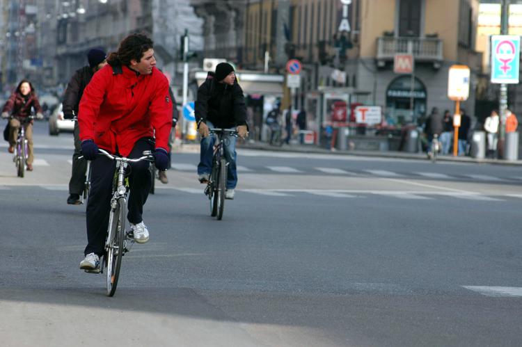 Ciclisti in strada a Milano (Infophoto)