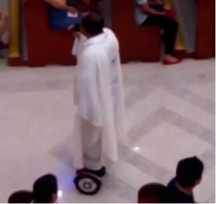 Celebra messa in hoverboard, sacerdote sospeso /Video