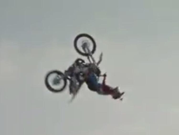 Marquez e il salto mortale in moto, video vero o fake?