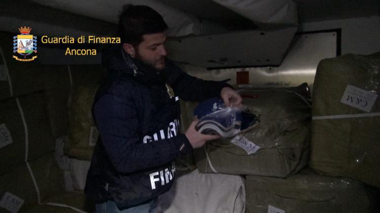 Ancona: Gdf sequestra oltre 120mila articoli contraffatti provenienti dalla Bulgaria
