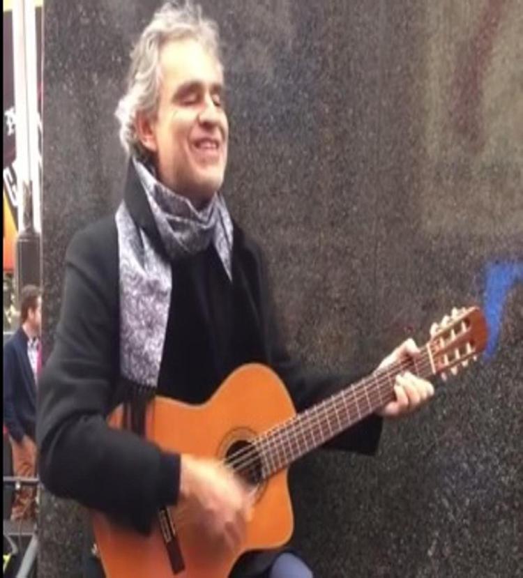 Musica: Bocelli, esibizione a sorpresa a Times Square per i senzatetto