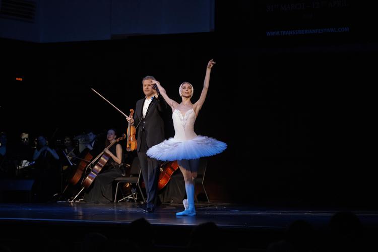 Svetlana Zakharova e il violinista Vadim Repin in scena all'Auditorium Conciliazione