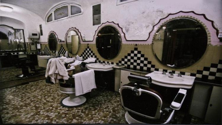 Il FAI riapre a Milano negozi di barbiere, bagni pubblici e fotografo nel sottosuolo di Milano