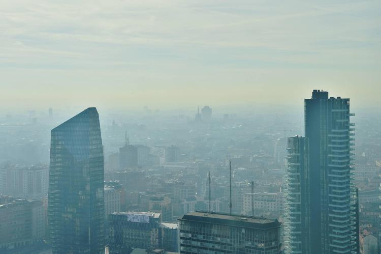 Milano sotto una cappa di smog (Fotogramma) - FOTOGRAMMA