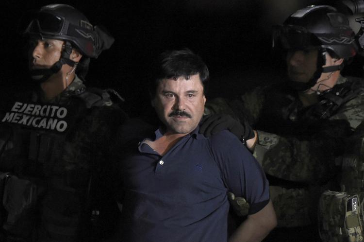 'El Chapo' Guzman scortato dall'esercito messicano (AFP PHOTO)  - (AFP PHOTO)