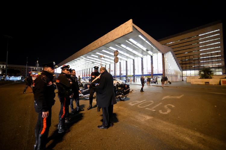 Forze dell'ordine nei pressi della stazione Termini di Roma (AFP)  - (AFP)