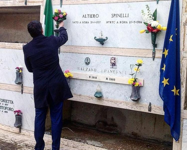 Renzi a Ventotene, omaggio a tomba Altiero Spinelli