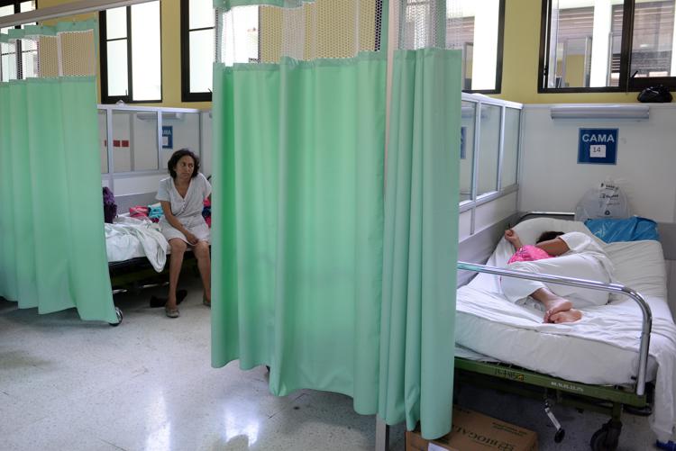 Alcune persone in osservazione al 'Rosales National Hospital' di San Salvador per il virus Zika (AFP PHOTO) - (AFP)
