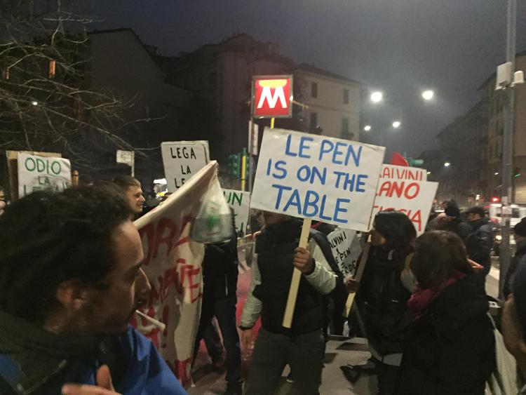 Milano, corteo dei centri sociali contro Salvini- Le Pen - (Foto Adnkronos)
