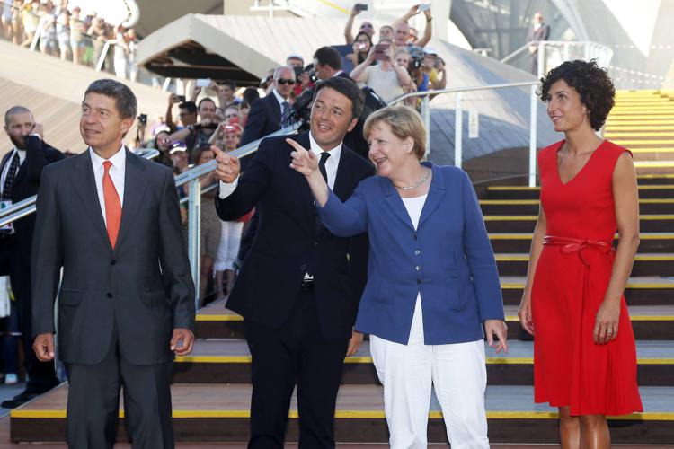 Angela Merkel e Matteo Renzi con i loro coniugi all'Expo (Fotogramma) 