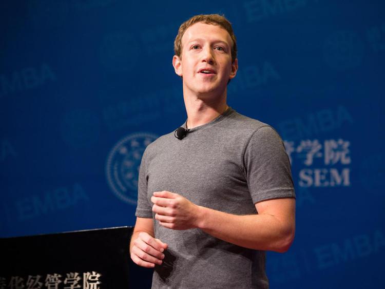 Mark Zuckerberg con indosso una delle sue t-shirt grigie (foto da Facebook)