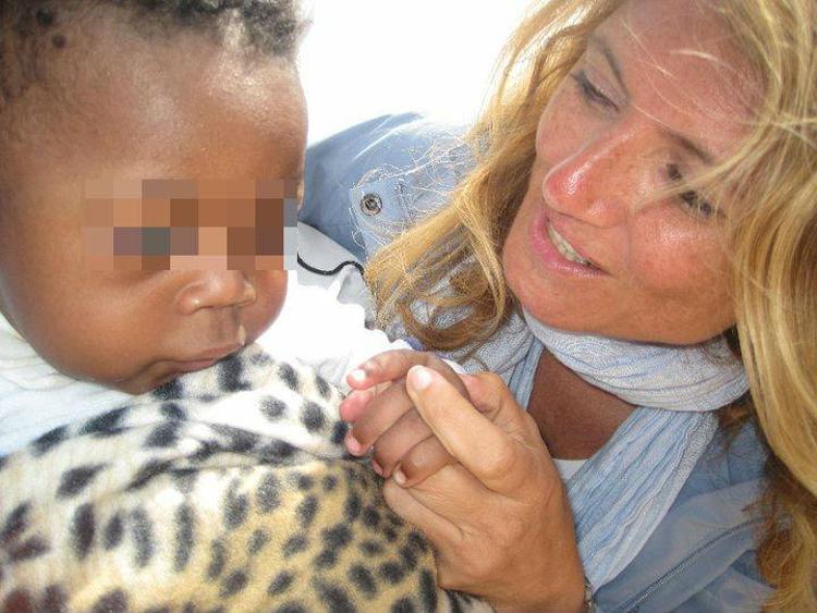 Nella foto Elvira Terranova con Severin, il bimbo salvato a Lampedusa
