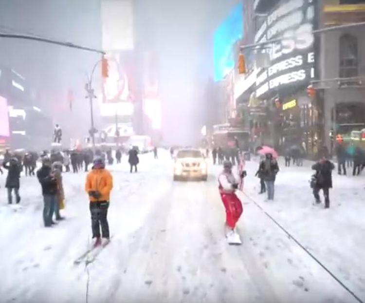 La neve blocca New York, ecco lo show con lo snowboard /Video