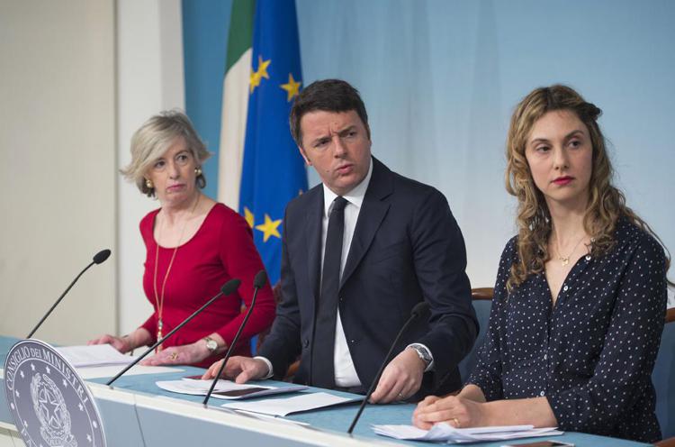 Matteo Renzi con le ministre Giannini e Madia (Foto Palazzo Chigi)