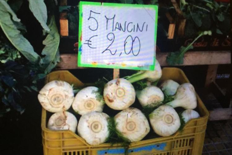 Calcio: e a mercato Napoli spuntano 'finocchi Mancini', 5 a due euro