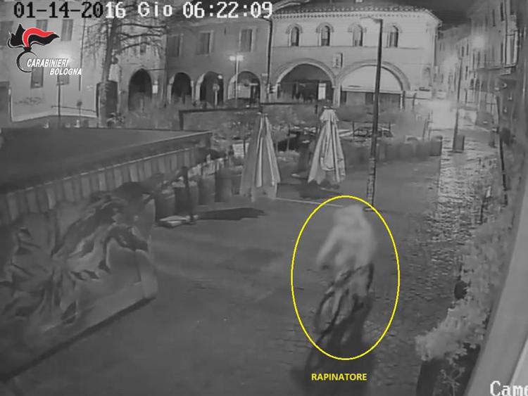 Bologna: arrestato il rapinatore dello spray urticante