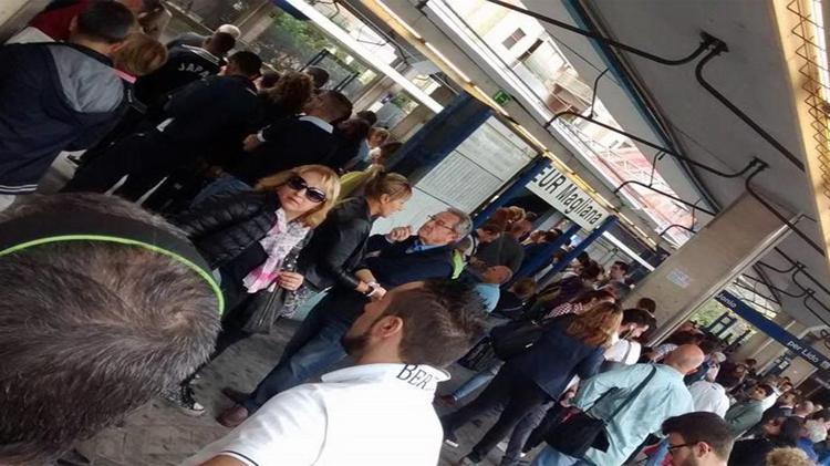Roma-Lido: 'treni indisponibili', nuovi disagi