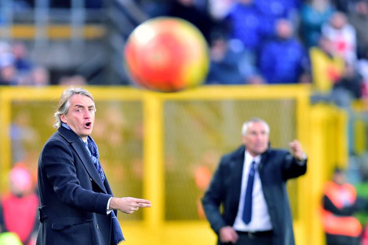 Il tecnico dell'Inter, Roberto Mancini. Sullo sfondo Edj Reja, allenatore dell'Atalanta (Foto Afp) - AFP