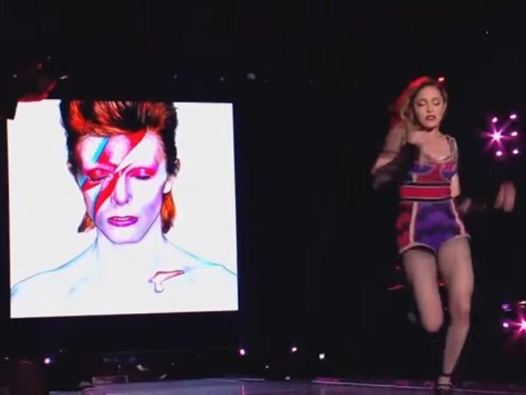 Madonna sul palco di Houston rende omaggio a David Bowie con la cover di 'Rebel Rebel'