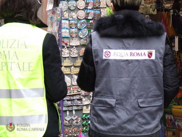 Roma: controlli negozi a San Pietro, blatte merce scaduta, evasi 330mila euro