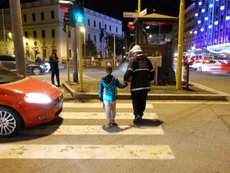 Roma: si perde mentre scende dal bus tra la folla, bambino ritrovato dai vigili