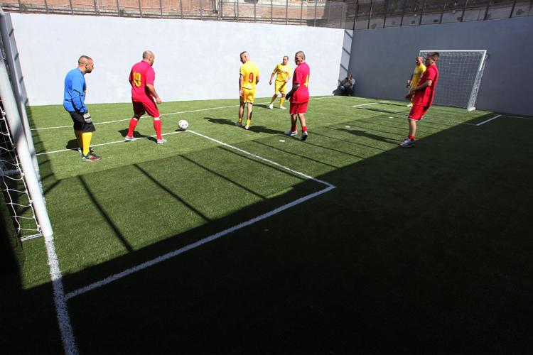 Siena: torneo di calcio tra detenuti, il campo è in gomma riciclata