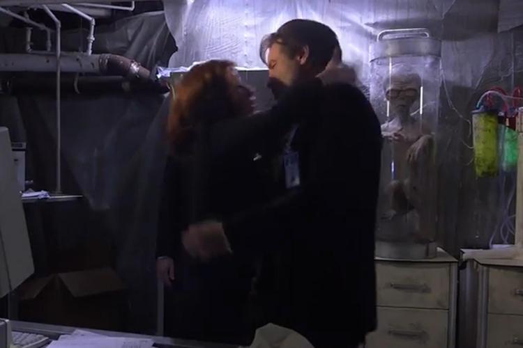 Torna X-Files, bacio appassionato di Scully a Mulder tra i modem a 56k