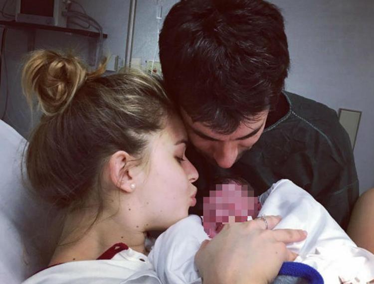 Charlotte Lazzari e Kledi Kadiu nello scatto pubblicato sui social che annuncia la nascita della primogenita Léa (foto da Instagram) 