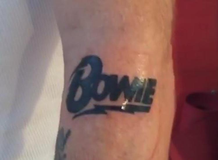 Un tatuaggio per Bowie, l'omaggio di Flea /Video