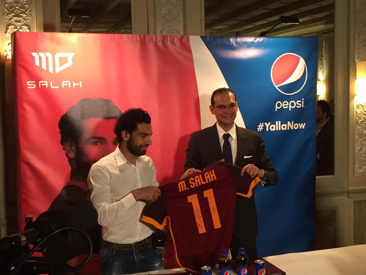 L'attaccante della Roma Mohamed Salah e Hossam Dabbous, vice presidente Beverages Category, PepsiCo, Middle East and North Africa  - Foto Adnkronos