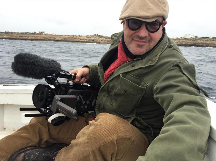 Il regista Gianfranco Rosi in barca nelle acque di Lampedusa durante le riprese di 'Fuocoammare'