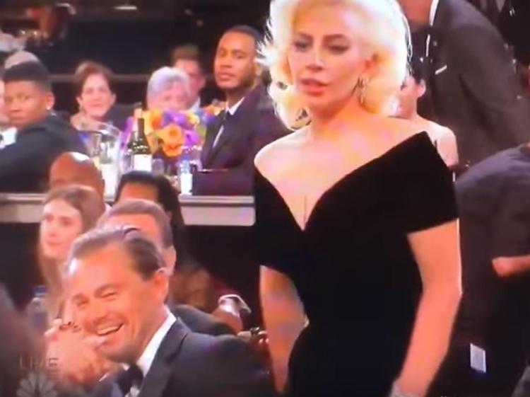 Golden Globes, Lady Gaga e la gomitata a DiCaprio: la reazione dell'attore è virale /Guarda