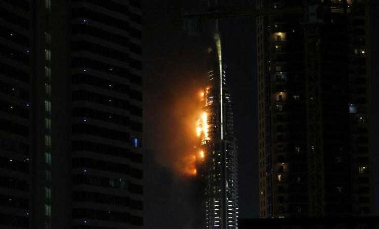L'albergo di Dubai avvolto dalle fiamme (Afp)