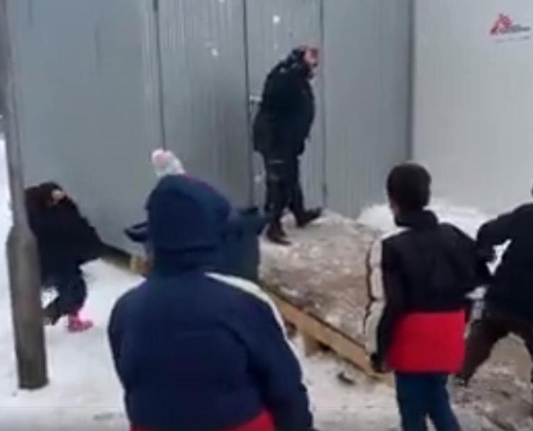 Piccoli rifiugiati e poliziotti, battaglia con palle di neve /Video