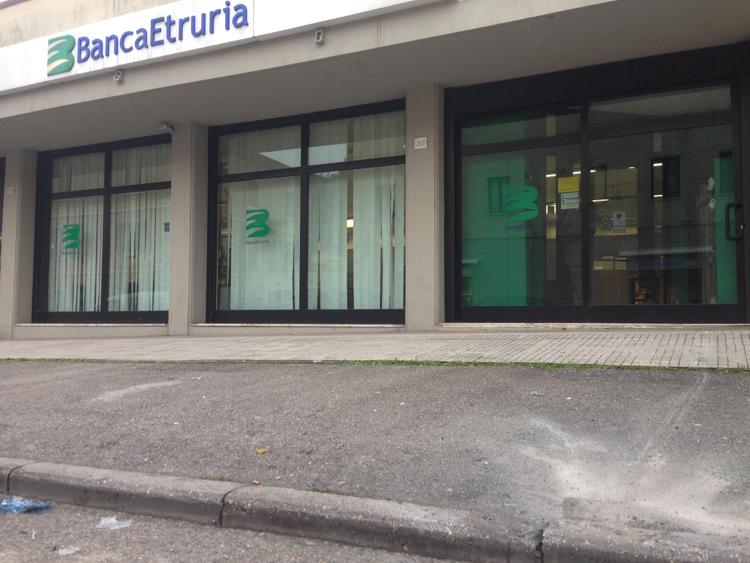 Perugia, bomba rudimentale a filiale Banca Etruria: poteva esplodere