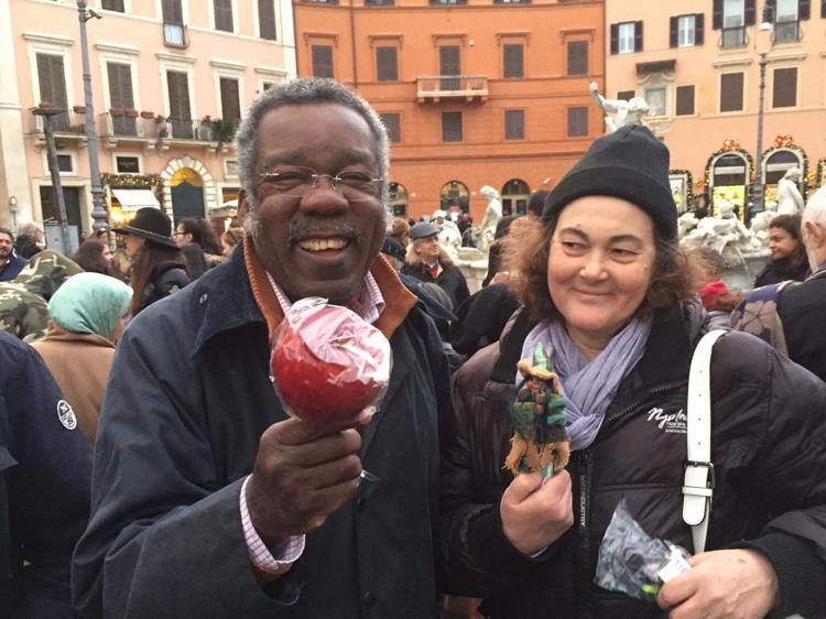 Epifania, 'presepari' a piazza Navona: caramelle e befane gratis per protesta