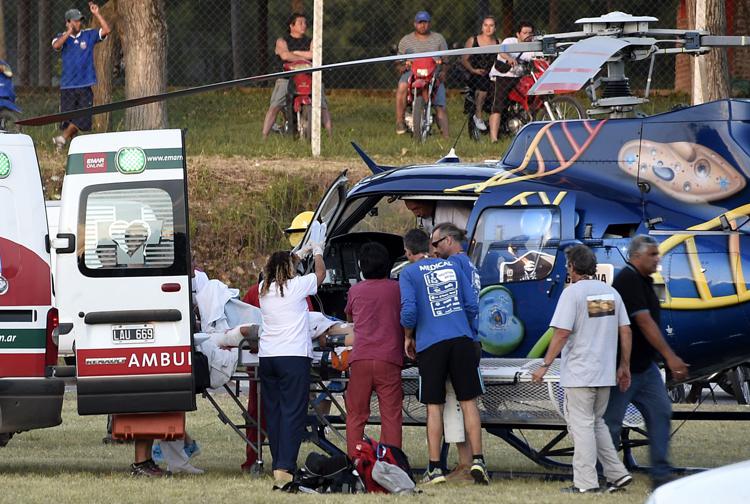 Spettatori feriti nell'incidente nel rally Dakar 2016  evacuati in elicottero (Foto Afp) - AFP