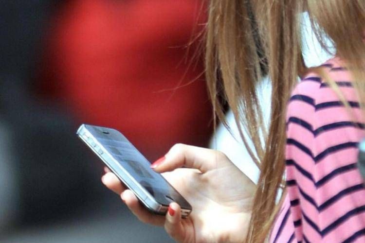 Sms a luci rosse agli alunni, preside sospende un professore