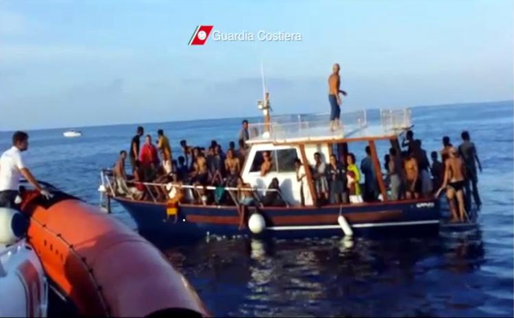 Migranti sopravvissuti a un naufragio al largo di Lampedusa (Fotogramma) - FOTOGRAMMA